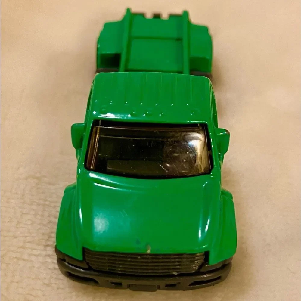 Matchbox MB695 2006 Green Utility Truck Die Cast.